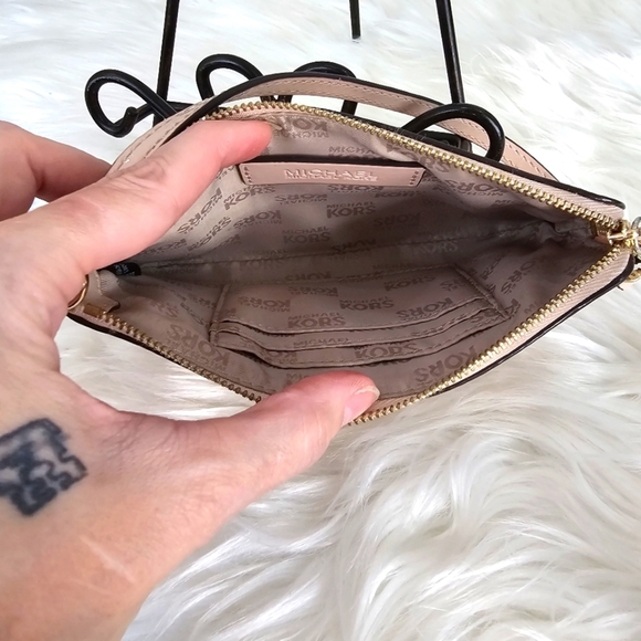 🆑️ MICHAEL Michael Kors Pale Pink Wristlet Golden Metal Hardware Patent Leather - Picture 7 of 17